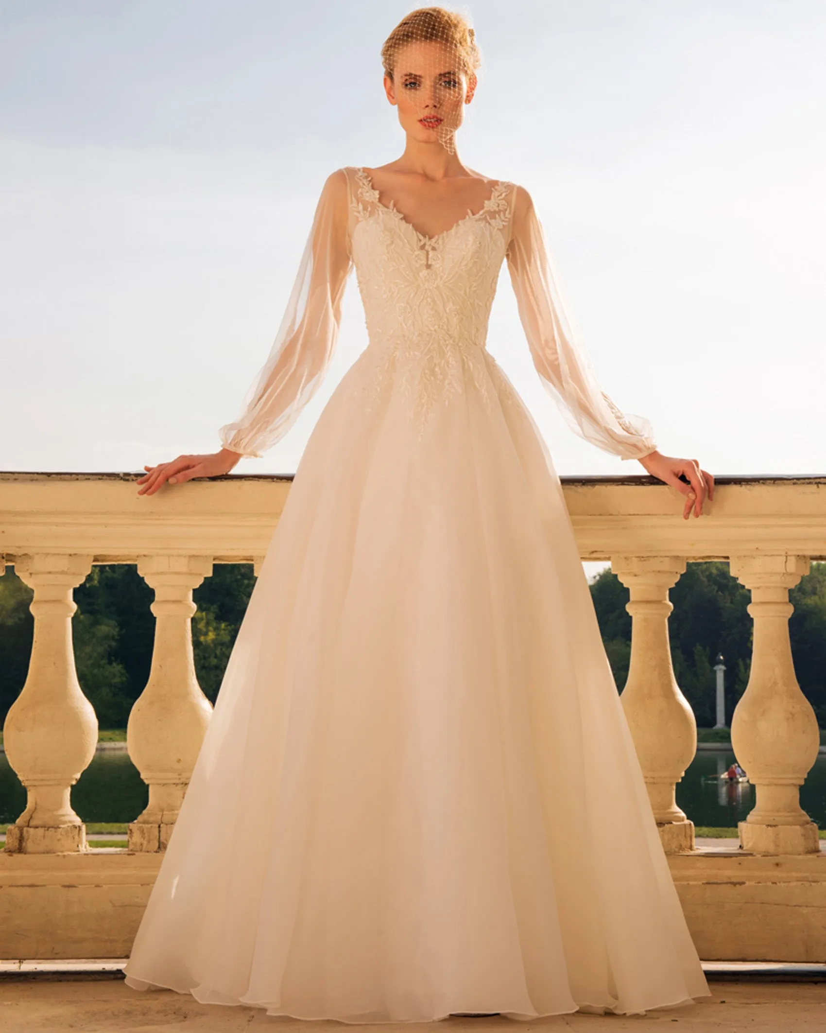 Delicate Lace Tulle Wedding Dresses Sexy See Through Bishop Sleeves V-Neck A-line Bridal Gowns Outdoors