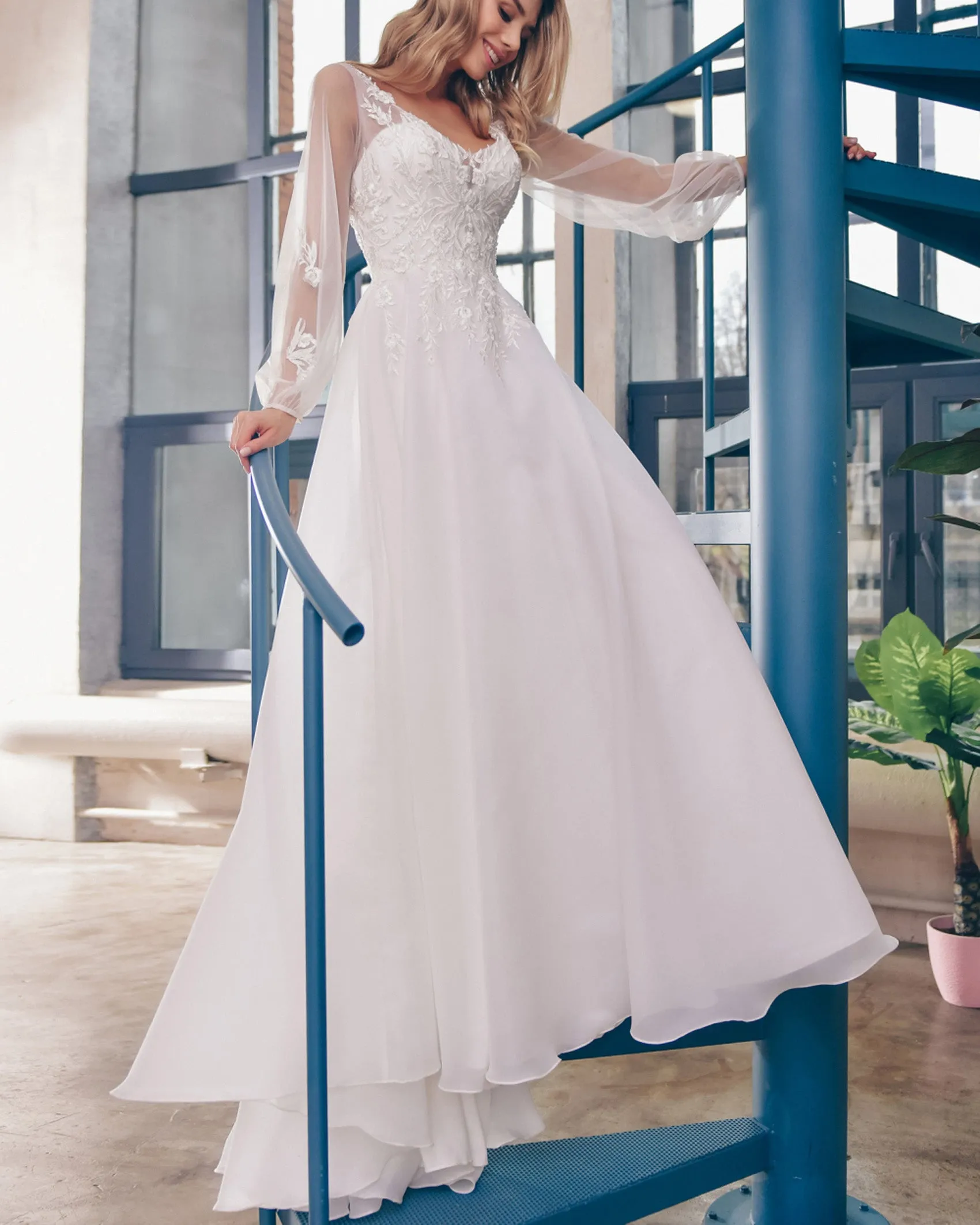 Delicate Lace Tulle Wedding Dresses Sexy See Through Bishop Sleeves V-Neck A-line Bridal Gowns Outdoors