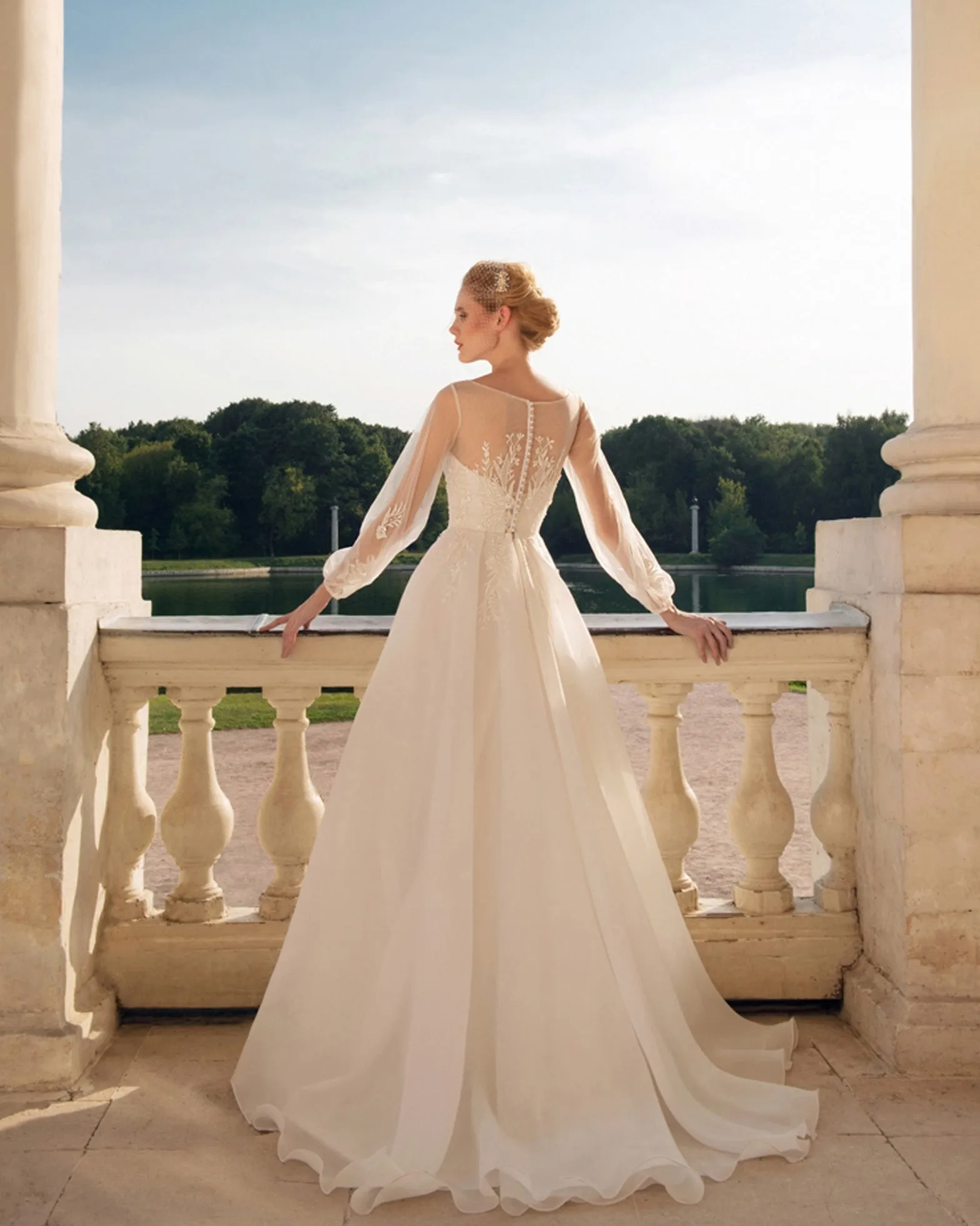 Delicate Lace Tulle Wedding Dresses Sexy See Through Bishop Sleeves V-Neck A-line Bridal Gowns Outdoors