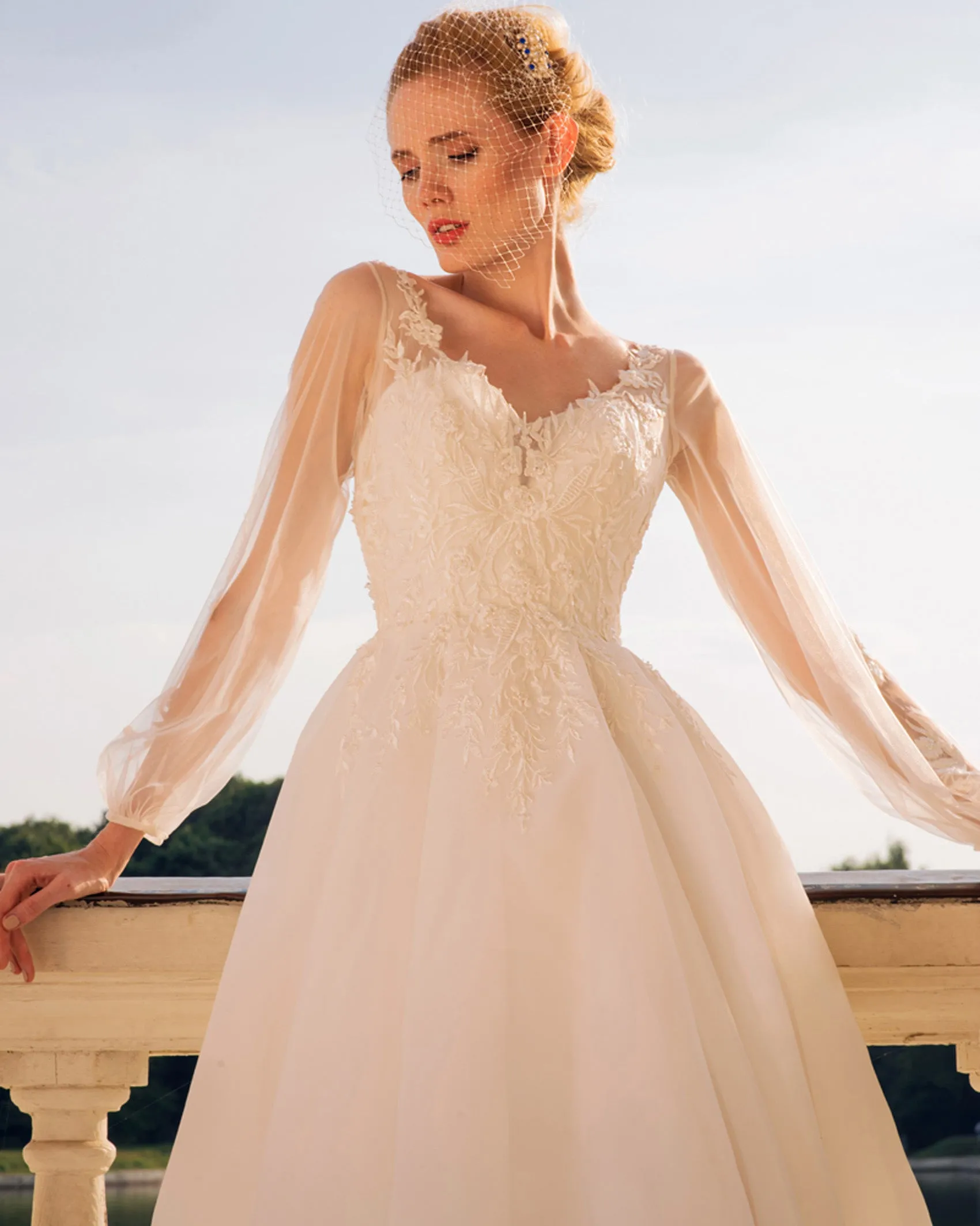 Delicate Lace Tulle Wedding Dresses Sexy See Through Bishop Sleeves V-Neck A-line Bridal Gowns Outdoors