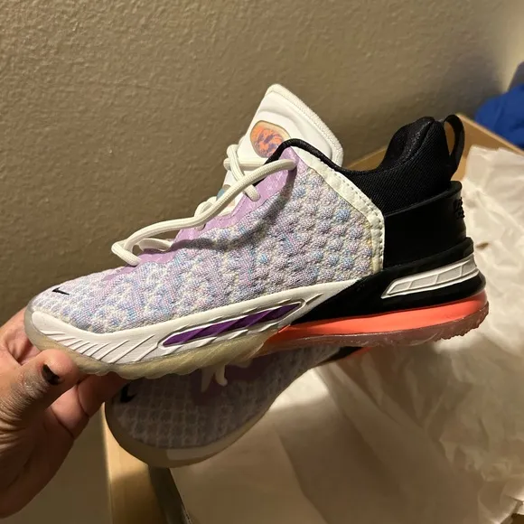 Girls lebrons.  Never worn. Doesn’t fit my daughter.Comes with box