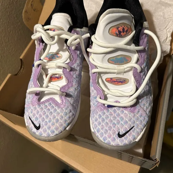 Girls lebrons.  Never worn. Doesn’t fit my daughter.Comes with box