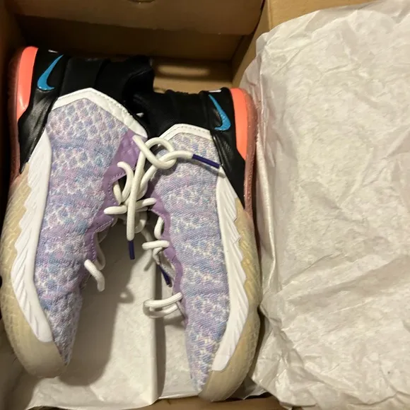 Girls lebrons.  Never worn. Doesn’t fit my daughter.Comes with box