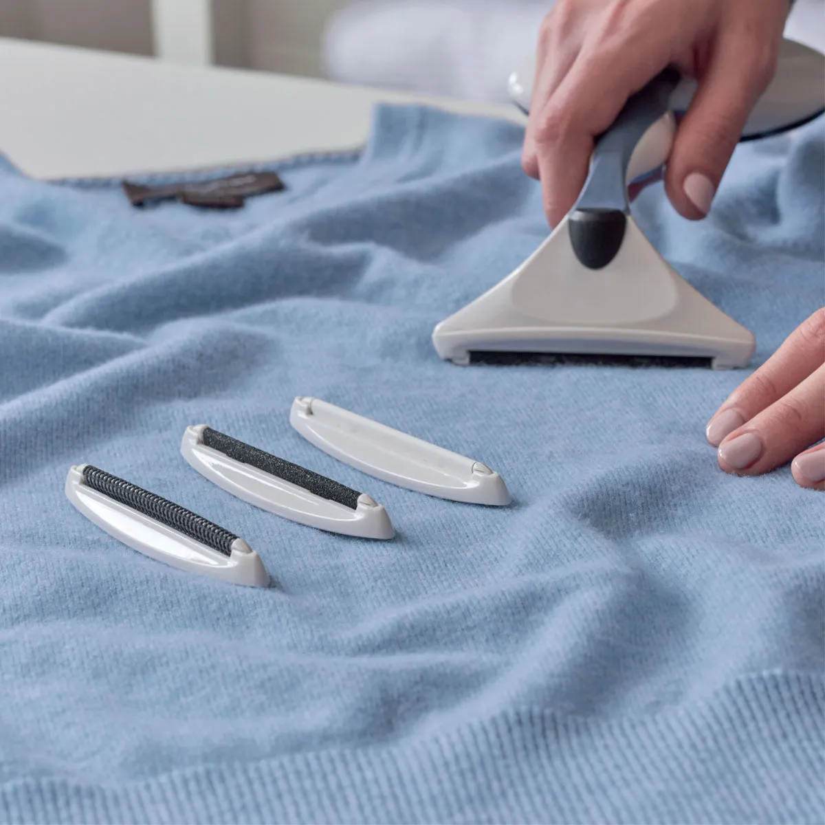 Rasoir et brosse anti-bouloches pour tissus vendu dans une boîte de carton