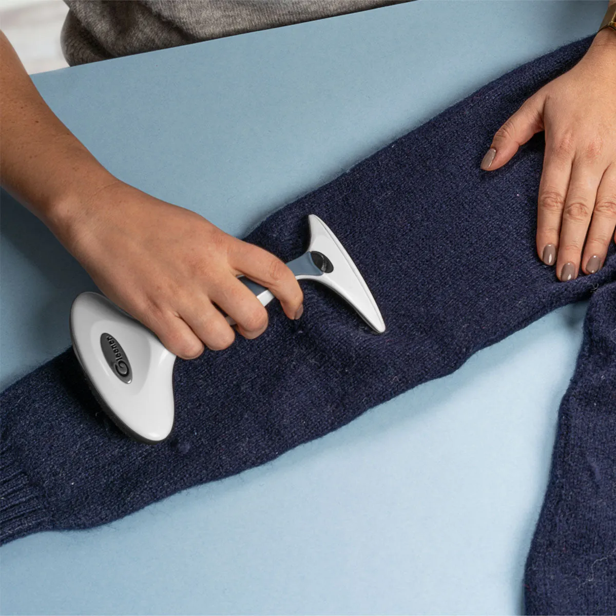 Rasoir et brosse anti-bouloches pour tissus vendu dans une boîte de carton