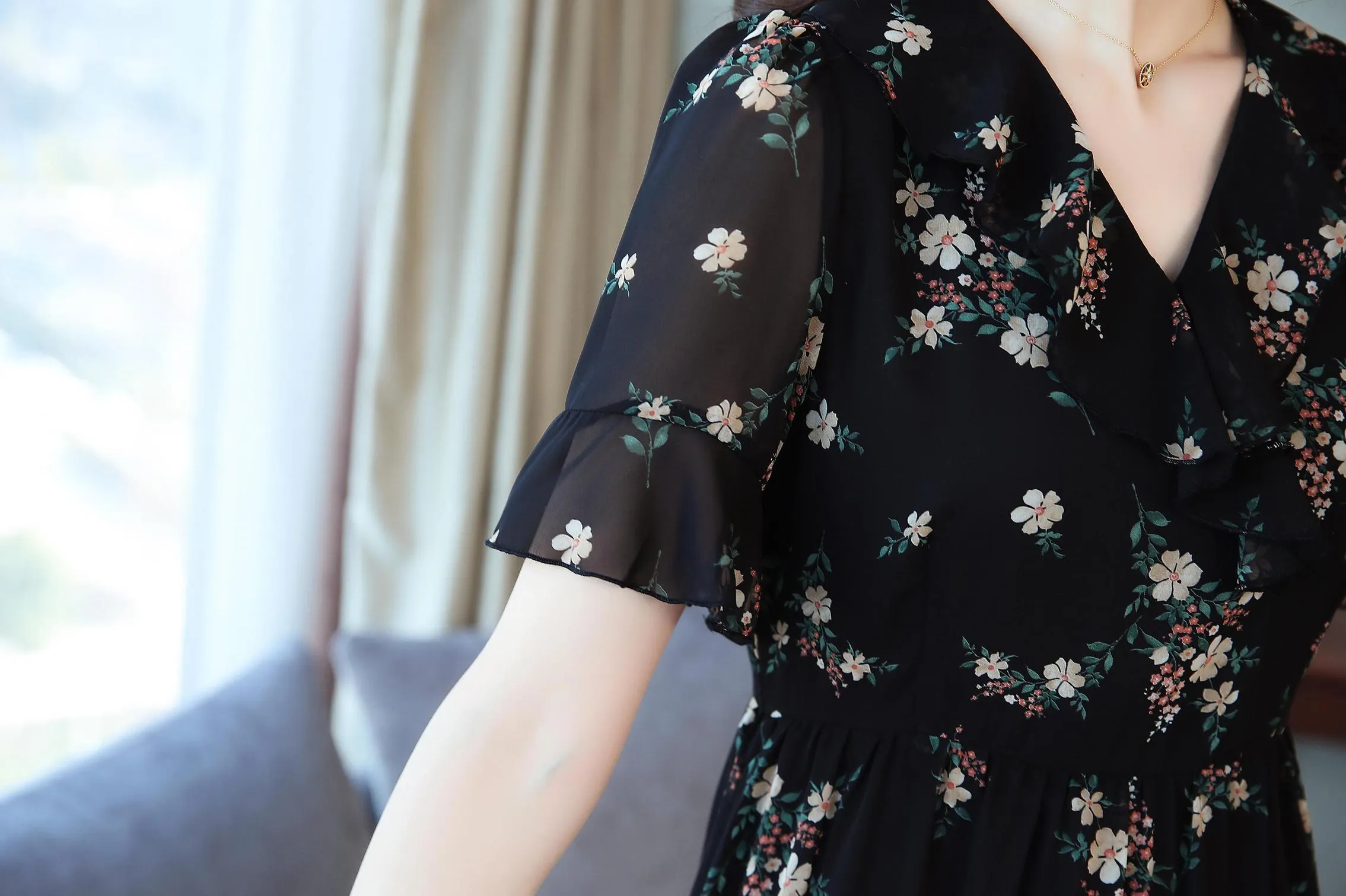 Women's Relaxed-Fit Mid-Length Dress with Plunge and Floral Design